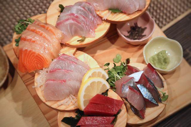 画像: 刺し盛りにイカ、もつ鍋など…豪華な料理の数々