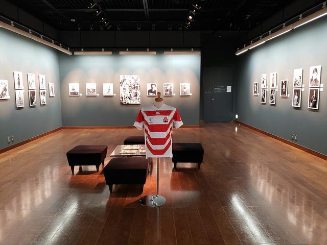 画像: 写真展会場風景。中央にはラグビー日本代表ユニフォームも飾られている。