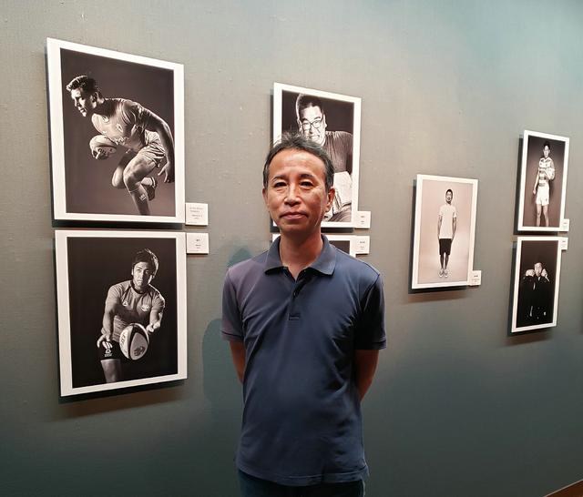 画像: カメラマンの高塩隆さん。高塩さんの撮影する選手の写真を見ていると、どうしたらこのようなポーズや迫力感、ありのままのリラックスした表情が撮れるのだろうと思わずにはいられませんでした。