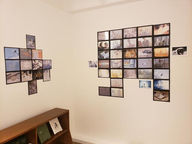 画像: 展示風景。 本展では、日本やドイツで撮影された、どこかへ向かう男女、見つめ合う恋人のような二人、スロットの広告や喫茶店のモーニングなどの飲食物·食器など日常にあふれるものを撮っている一方で、鳥の死骸や墓跡、マリア像や異国の神々の像などの写真作品が展示されています。