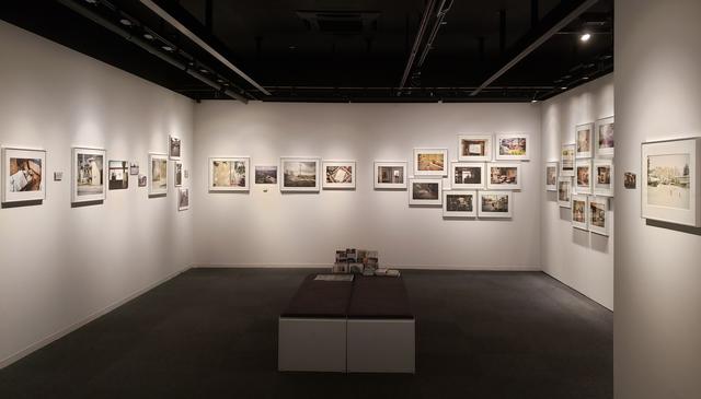 画像: 展示風景。 2017年より髙橋さんが北海道旭川在住の松本五郎さんと菱谷良一さんのところへ通い、お二人の 日々の生活にレンズを向け撮影を続けた写真と共に、過去の資料的なものも写真的に展示されています。