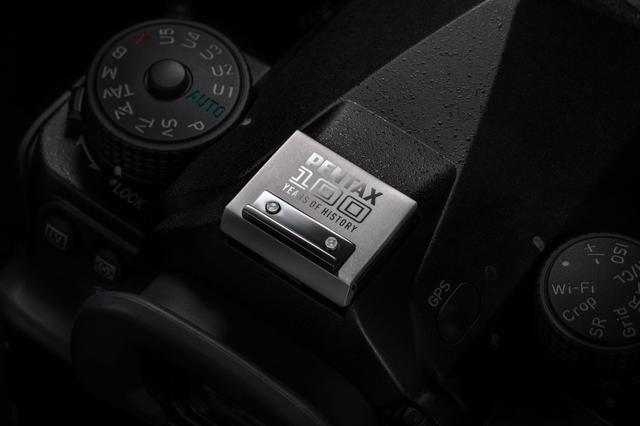 画像1: PENTAX 100YEARS OF HISTORY を記念したオリジナルデザインの ホットシューカバーを全世界3000 個限定で新発売!