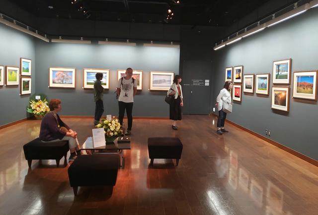 画像: 展示風景。写真展には多くの方が来場され、川井さんが撮影された北海道の美しい風景と可愛らしい仔馬の作品に目を奪われていました。