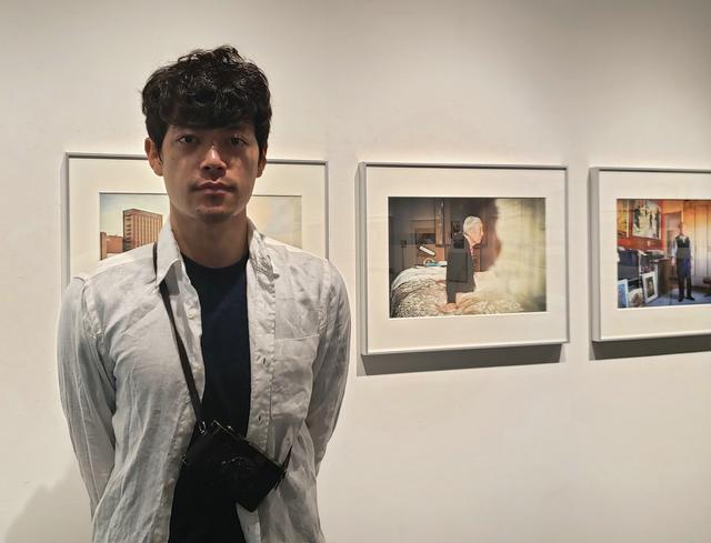 画像: 写真家の髙橋健太郎さん。 私は1941年に起きた「生活図画事件」をはじめて知りました。 本展を通じ、過去に起きていることは過去で終わりではなく、今現在でも同様のことが起こり得て、また起こり、未来にも繋がるということ、そして1人1人の身に突然何が起こるかは等しくわからないからこそ、今という日々をどのように過ごすのか、その自分の選択や心の姿勢が本当に問われていることを、今まで知らずにいたことを「知る」ことの大切さをあらためて感じました。