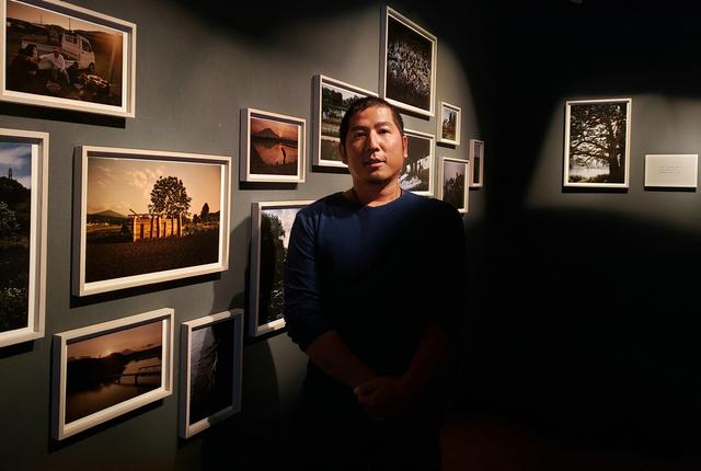 画像: 写真家の公文健太郎さん。 公文さんは「人の営みがつくる風景」をテーマに、国内外で作品を制作。近年は日本全国の農風景を撮影し『耕す人』と題して写真展・写真集にて発表されています。 会場では新刊の写真集『暦川』(2019年・平凡社刊)も販売しています。