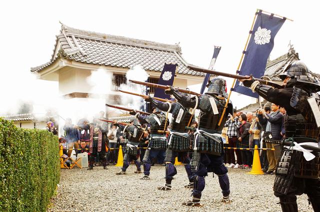 画像: もみじまつり期間には火縄銃演武等の催しも