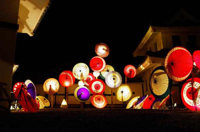 画像: ライトアップ特別夜には和傘の灯りも楽しめる