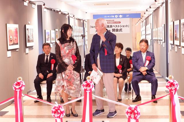 画像: 審査委員の鉄道写真家として著名な広田尚敬氏とフォトライターの矢野直美氏