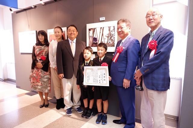 画像: 小・中・高校生の部の大賞を受賞した「玉田光さん」 玉田さんはまだ10才だ!作品のタイトルは「春の風景」