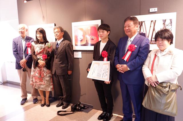 画像: ユーモアフォト賞を受賞した「三好春樹さん」三好さんもまだ12歳、将来が楽しみだ。作品のタイトルは「落ちる」
