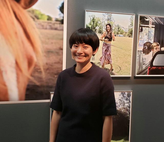 画像: 写真家、七咲友梨さん。「ポートレートを撮る時に緊張してしまうのですが…」と言った私に優しくまっすぐな笑顔を向けてくれた七咲さんでした。