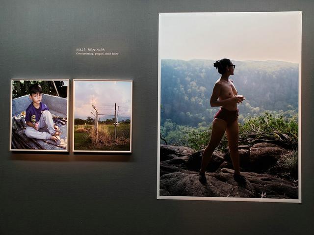 画像: 展示作品より。 会場には七咲さんが、約1か月間の旅を通して出会った、瑞々しくキラキラとした美しい瞬間が、写真と言葉でちりばめられています。七咲さんの言葉はどこからくるのですか?と質問したところ、「写真と同様に、ただじーっと待っているだけではなく、自分から言葉をキャッチしにいく!」そうです。