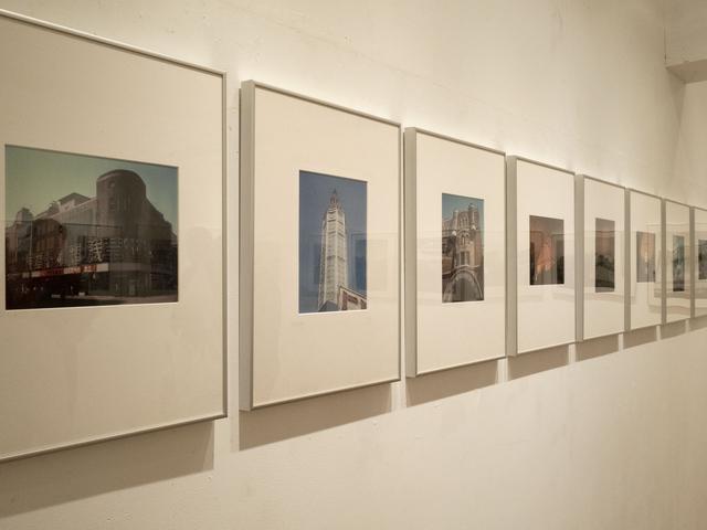 画像: モノクロ作品が中心だが8×10で撮影されたカラーのポラロイドによる作品も展示されている