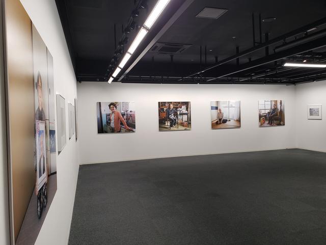 画像: ポートレートから始まりポートレートに終わる本展は19点の作品が展示。 写真にはキャプションなどの情報がなく、シンプルな展示構成だからこそ、藤原さんのカメラに向けられた住民の皆さんの表情や佇まいと真摯に向き合え、鑑賞者である私も同じ場所にいて、そしてとても安心するような印象を受けました。