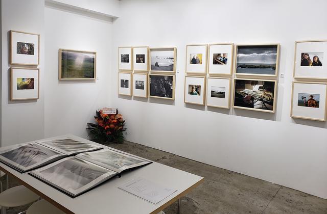 画像: 会場風景。展示はプロローグからはじまり、6つのパートにわかれています。音声ガイドも用意され、シェトランドの音楽や説明を聞きながら作品をゆっくりと見ることができます。