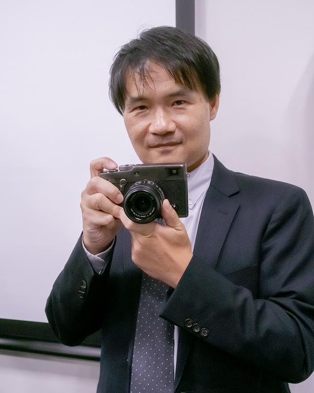画像: 「Duratect」仕上げの「DRブラック」モデルを手にする、X-Pro3の商品企画責任者の上野隆氏。