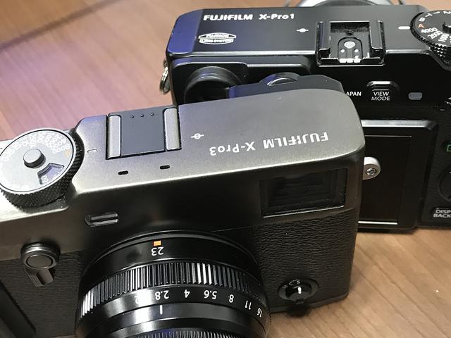 画像: 後列は、編集部・金城が愛用する初代モデル「X-Pro1」。大きさ、基本デザインは、8年前の初代モデルからほぼ変わらない。