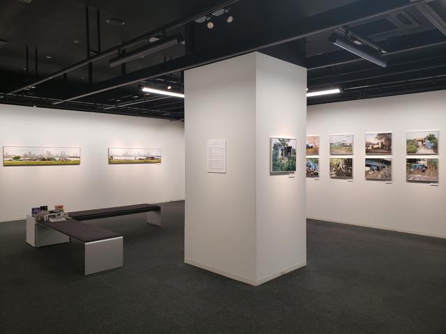 画像: 会場風景。野口さんが都市の片隅に生きる人々との出会いと対話を重ね、約10年をかけて撮影を続けた写真から、53点が展示されています。
