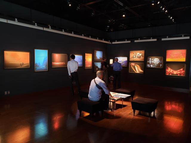 画像: 会場風景。写真展には初日から多くの方々が来場され、大谷さんとの談笑を楽しまれていました。