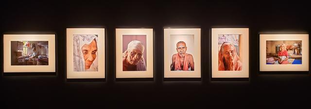 画像: 展示作品を見ていると、とても美しく、しかし彼ら彼女らの過去に経験をした想像を絶する生きることの厳しさ、深い悲しみ、痛みが1人1人の表情や瞳の奥から伝わってくるようで、とても辛くも感じました。 それでも尚、彼らの過去の記憶や心の奥から溢れる感情のその先に、愛する者の幸せを願い、思いを馳せ、祈りをささげる姿に、どんな言葉も発することができませんでした。