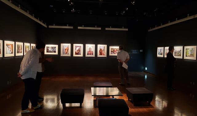 画像: 展示風景。齋藤さんが5、6年という年月をかけ、インド南西部の小さな町の片隅にある施設を訪れ、撮影をした写真から29点が展示されています。