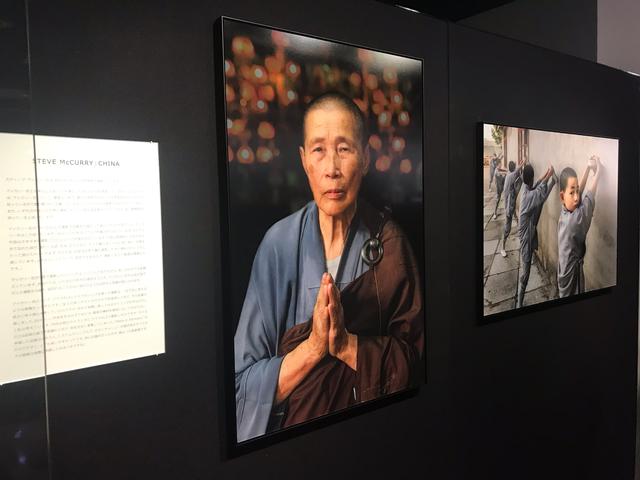 画像: ▲製品発表会に展示されていたスティーブ・マッカリー氏の作品。
