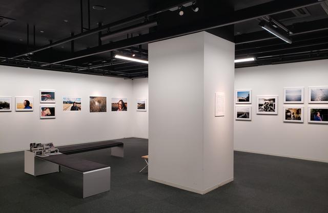 画像: 展覧会風景。 会場では写真集「光景」も先行販売中。4500円(税込)と少し割引価格で購入でき、堀江敏幸さん「鈍さの持続に向かって」、川崎祐さん「小さな場所へ」の2つのテキストも収載されているそうです!