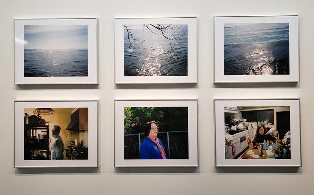 画像: 展示作品より。川崎さんの故郷である滋賀県長浜市。川崎さんの実家から、少し離れた郊外にある湖。その湖の水面が静かに揺らいでは変化していくその間合い。そして実家で日常生活を送るご家族の、瞬間と瞬間の間に垣間見える表情がどこか似ているようで印象的でした。