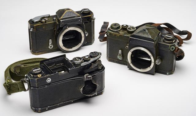 画像: 一ノ瀬泰三が戦場で使用したニコンのカメラと、被弾した「ニコンF」。 1972年10月下旬、ベトナムの戦場で取材中に被弾し、銃弾がカメラを貫通。泰造は右手に軽傷を負った。