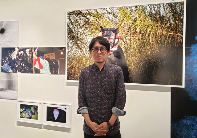 画像: 写真家の小林紀晴さん。 小林さんの故郷、長野県諏訪で数え年の7年毎に開催する「御柱祭」の起源は、平安初期の桓武天皇(781~ 806)の時代にまで遡るともいわれ、小林さんのお祖父さんやお父さん、そして小林さんご自身も氏子として参加されていたそうです。