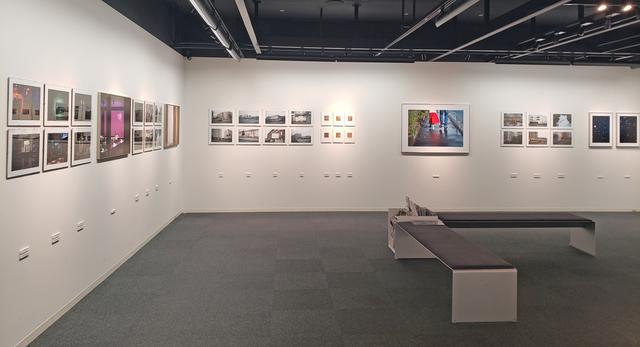 画像: 展示風景。会場には69点の作品が展示されています。飯沼さんはこれまで国内外問わず、個展を開催、またグループ展に参加されていますが、今までで一番多くの作品を展示されているそうです。