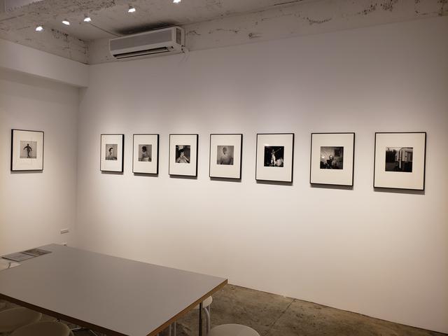 画像: 展覧会風景より。本展では、串田さんと1人1人のサーカス芸人との間に築かれた、まるで甘い共犯関係のような、蜜でありながらも、とても静かな距離感の中で撮影されたポートレートが、モノクロの世界で表現されています。