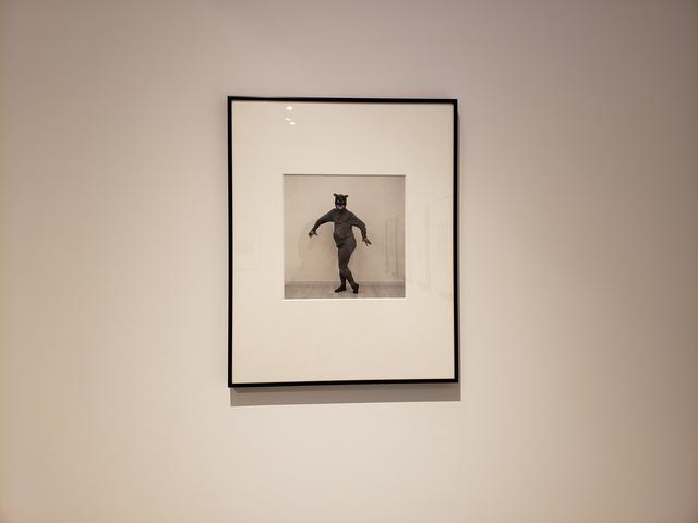 画像: 展示作品より。サーカス芸人である彼らが、舞台から少し離れた時に串田さんだけに見せる表情や佇まい、仕草…。串田さんは、その一瞬一瞬を、レンズ越しに見つめシャッターを切ります。