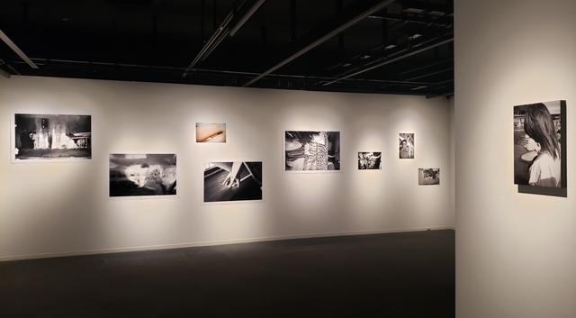 画像: 会場風景より。向かって左側に展示されている氷を撮影した2枚の写真は、リリーさんが特に気に入っているという写真。リリーさんの故郷である中国·ハルビン市は、「氷の都」とも呼ばれるほど、冬はとても寒く、11月から雪が降り3月頃になって氷が溶ける音が聞こえてくるそうです。