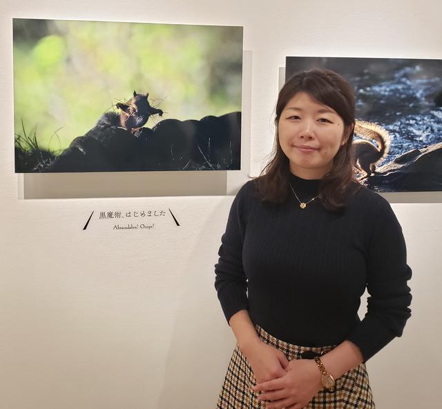 画像: アマチュア動物写真家、原田佳実さん。「黒魔術、はじめました」と、リスが巣材を咥えて一生懸命運んでいる作品は、会場に足を運ばれた皆さんからも、とても人気が高いそうです。