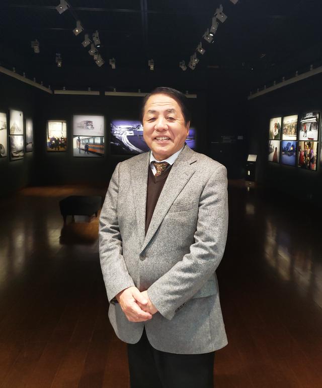 画像: 写真家、和田光弘さん。子どもの頃からずっと青森ねぶたが好きで「自分の原点はねぶた」とおっしゃる和田さん。青森ねぶたの撮影を40年以上続け「ねぶた」と題した写真集も出版されています。