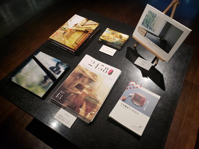 画像: ▲会場では、本展と同タイトルの写真集「あなたが目を閉じるとき 私の躰を感じるでしょう」(3,200円)も販売中です。また写真展にご来場された皆様に、会場と隣接するキヤノンショールームで、鈴木さんが撮影した鎌倉の写真のプレゼントも!