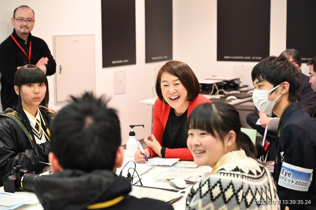 画像: ▲藤岡亜弥講師のグループ。まずは自己紹介から。初対面で固さはまだあるが、2日間で交流と友情を深めることだろう。