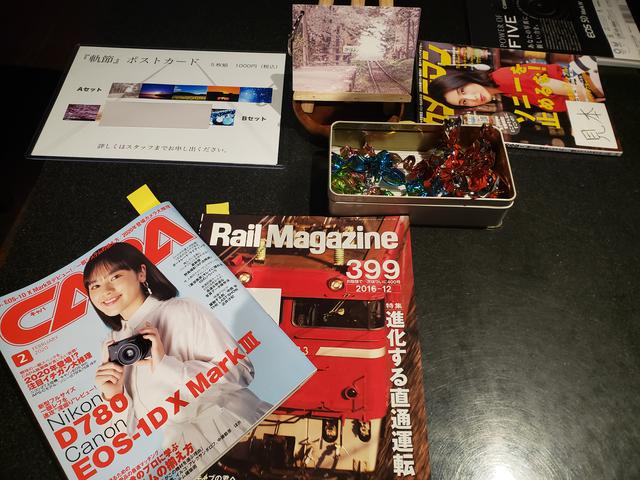 画像: 会場では、栗原さんの鉄道写真のポストカード(5枚組/1,000円)も販売中です!栗原さんが紹介されている鉄道総合情報誌やカメラ·写真雑誌もご覧いただけます。