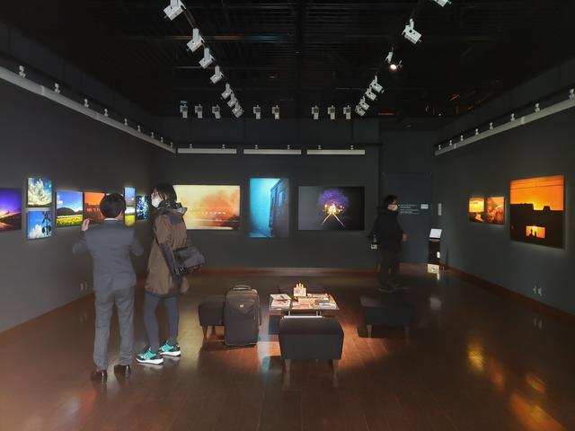 画像: 会場風景。写真展初日から、多くの方が来場されていました。皆さん、それぞれ思い思いに、栗原さんの鉄道写真を鑑賞されている様子が印象的でした。