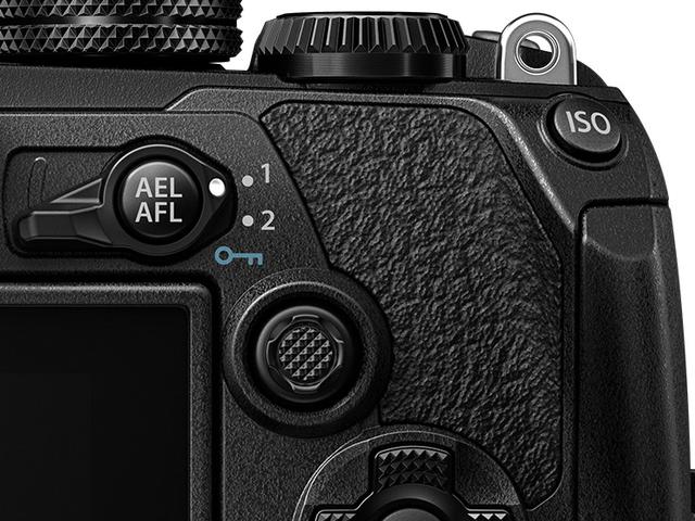 画像: E-M1Xで好評のマルチセレクターも採用。連写中や動画撮影中でもAFエリアの素早い移動が可能
