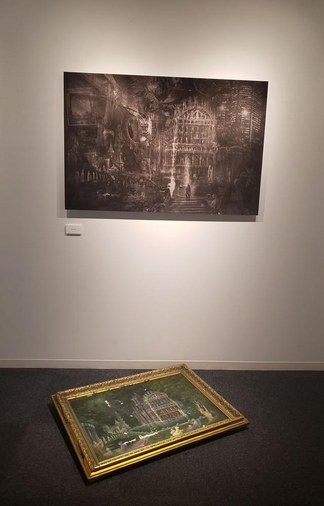 画像: 展示作品より。ご両親も叔父さんもアーティストという高島さん。床に直置きされた絵画は実家から借りてきたもの。壁に展示されている作品には、この絵画を複写した写真が。