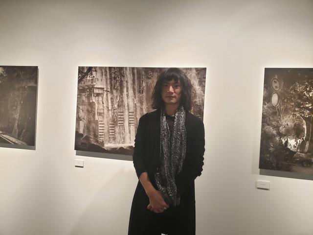 画像: 写真家、現代美術家の高島空太さん。「写真展になると、有難いことにほぼ質問攻めです(笑)」と明るく笑う高島さん。作品を拝見して、色々お話を伺いたくなってしまう気持ちは私も同じです。(笑)