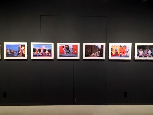 画像1: 伊勢谷浩一写真展『Callejon de Guanajuato』は、メキシコ中部にあるグアナファト州の州都グアナファトを舞台に、1カ月にわたって作者が撮り続けたカラフルで明るくて爽やかで透明感のあるスナップを展示しています。