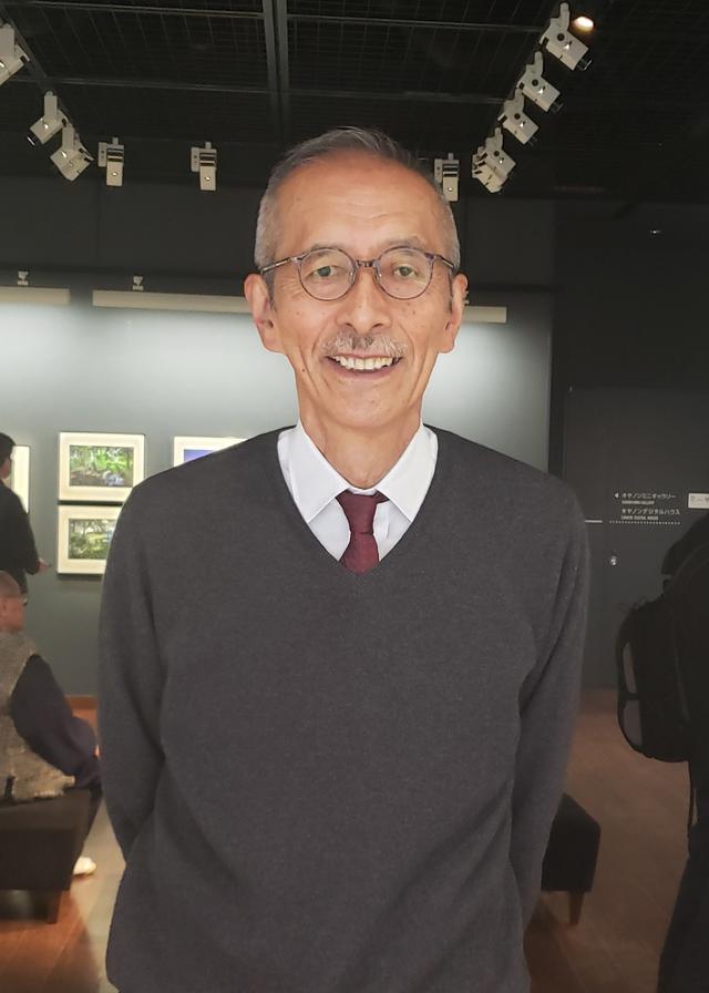 画像: 写真家 芥川仁さん。水俣や土呂久をはじめ、環境の視点からも人々の姿や暮らしを撮影されている芥川さん。 石牟礼道子さんの遺作『魂の秘境から』(朝日新聞出版/2018年)のカバー写真を始め、本文に掲載されている約30点の写真も芥川さんが撮影したもの。