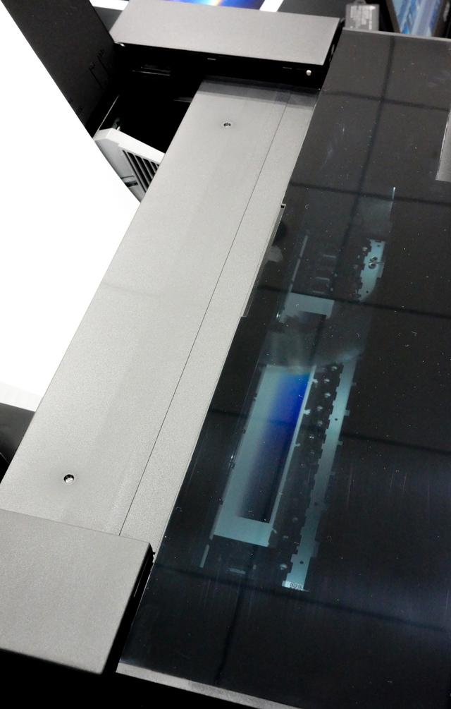 画像: カバーを閉めたままで印刷状況を観察できる機内照明