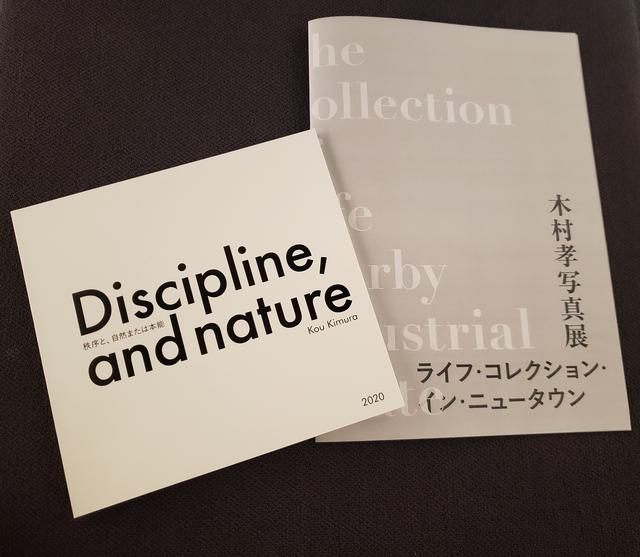 画像: 左)木村さんがタイ王国に1989年に開設された新興工業団地とそれに隣接するニュータウンの風景を撮影した写真集『Discipline, and nature 秩序と、自然または本能 』 右)本展のパンフレット。中面には被写体となった人々が住む地区を3つに分け、各人の名前と職業などの属性、彼らについての一言が書かれています。ぜひお手にとって展示作品と共にご覧ください。