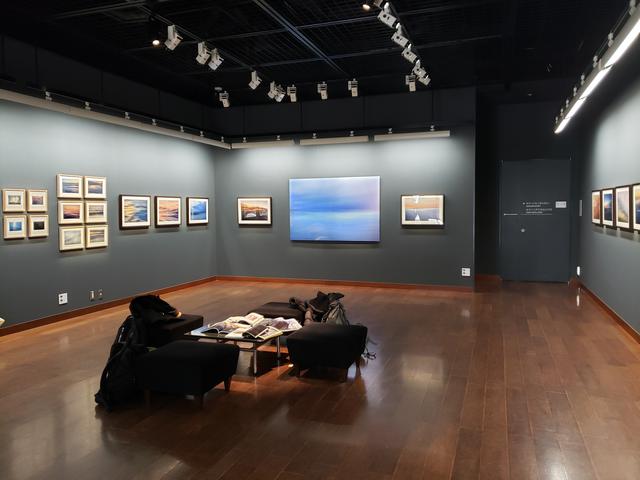 画像: 展示会場風景。本展では、熊野さんが数年をかけて湘南海岸で撮影した約30点の波の写真が展示されています。