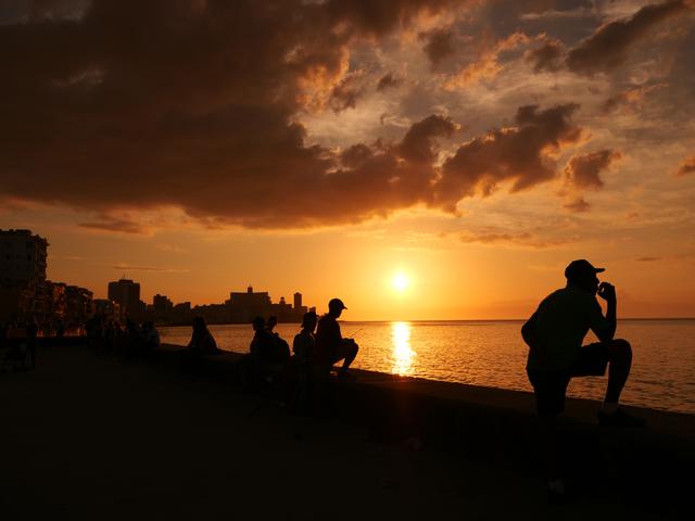 画像: ▲キューバの夕景。逆光耐性にも優れており、このような撮影も苦にならない。 ■絞りF4 1/4000秒 WB:マニュアル ISO200 35mm判換算28mm相当の画角で撮影