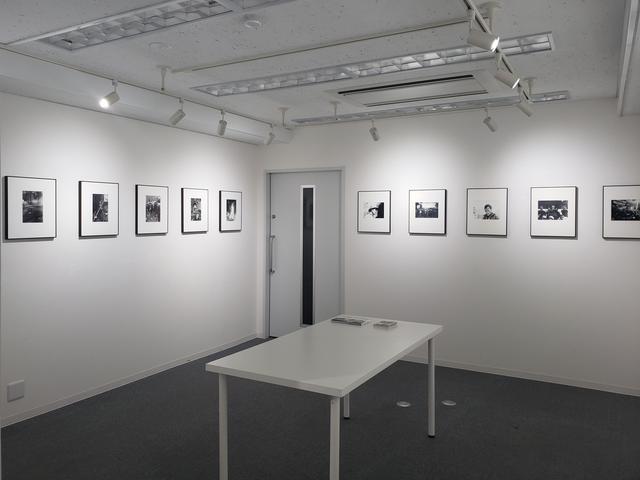 画像: 会場風景。写真に写っているのは1968年から69年にかけての「過去」だけれど、その「過去」がどのように見えるかは「いま」しか体験できないと、過去と現在を重ね合わせて見る試みとして企画された本展。